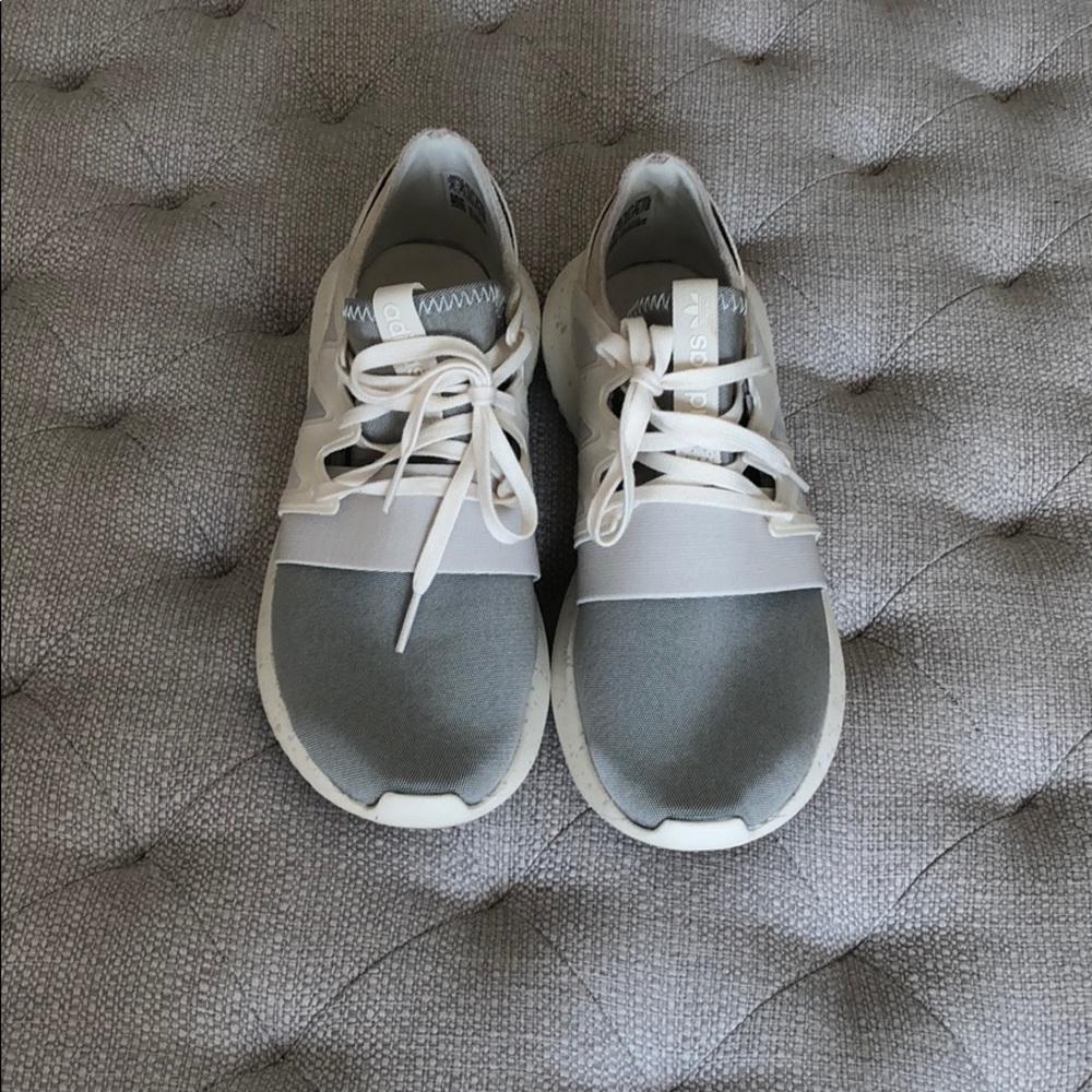 Adidas Size 6 Sneaker